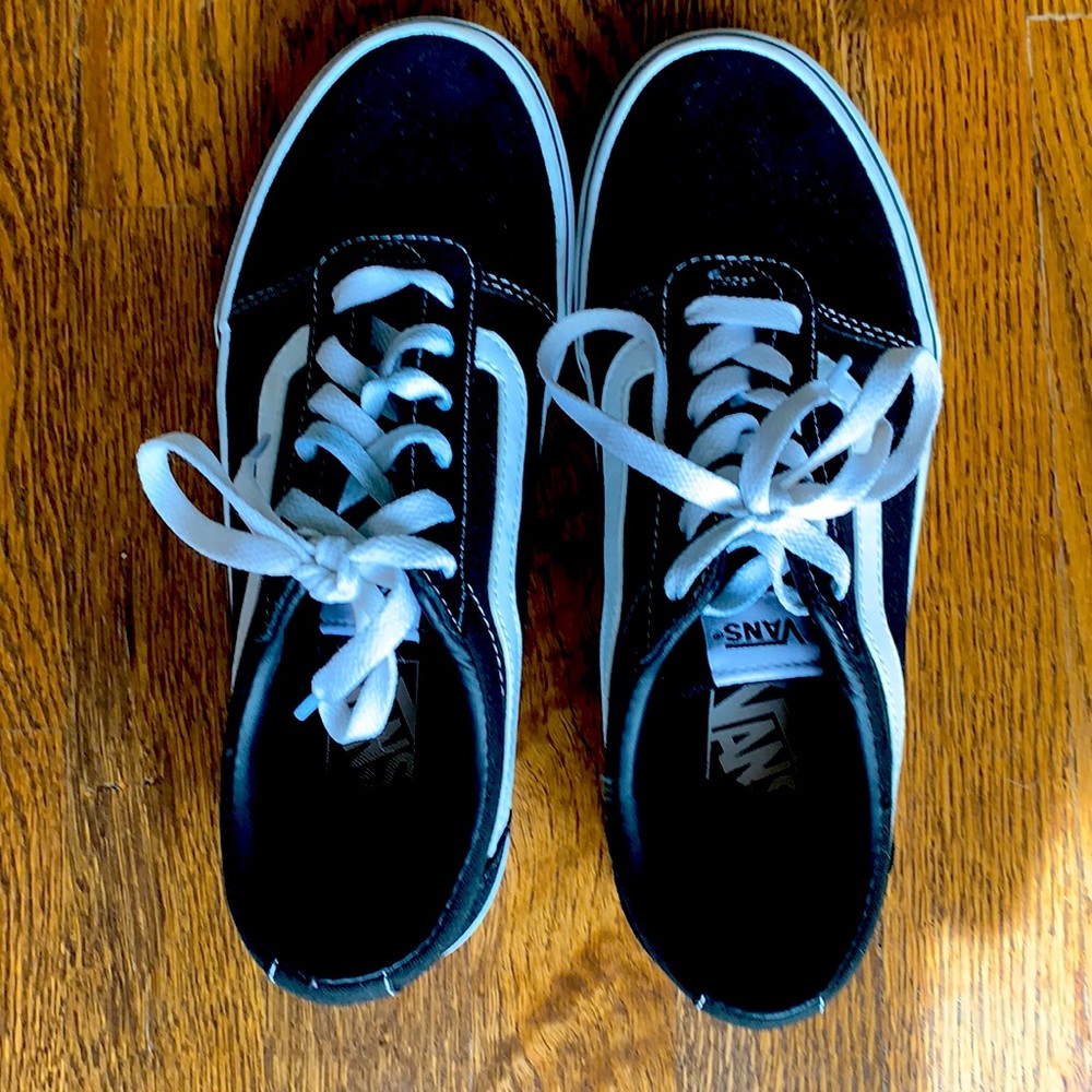 Size 8 Unisex Van tennis shoe/sneaker